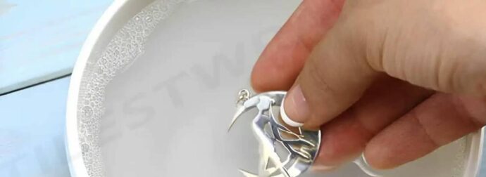 Καθαρίστε τα χρυσά και τα ασημένια κοσμήματα σας με τον πιο αποτελεσματικό τρόπο με απλά υλικά