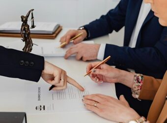 «Κόφτης» στις διαθήκες υπέρ κλινικών και γηροκομείων: Προστασία για τους ευάλωτους ηλικιωμένους