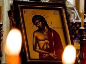 Πότε είναι η Κυριακή της Σταυροπροσκυνήσεως: Τι τρώμε και το «άγνωστο» έθιμο της Μεγάλης Γιορτής