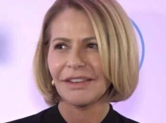 Τζένη Μπαλατσινού: Ο γάμος της κόρης της, τα αναληθή δημοσιεύματα και η ερώτηση που την έκανε να αντιδράσει