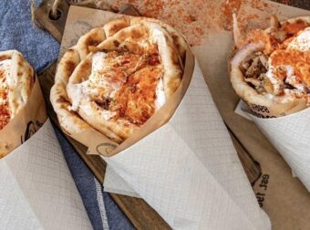 Κι ας κλείνει νωρίς κι ας περιμένεις στην ουρά: Αυτό το σουβλάκι είναι απ’ τα καλύτερα στην Ελλάδα