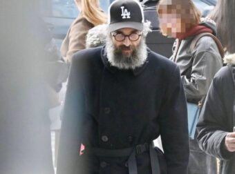 Αγαπημένος Έλληνας ηθοποιός εμφανίστηκε έτσι στο κέντρο της Αθήνας και τράβηξε τα βλέμματα