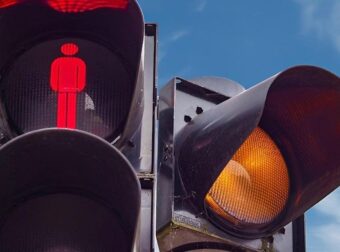 Φανάρια ρύθμισης κυκλοφορίας: Πότε περνάμε με πορτοκαλί – Τι ορίζει ο νέος ΚΟΚ
