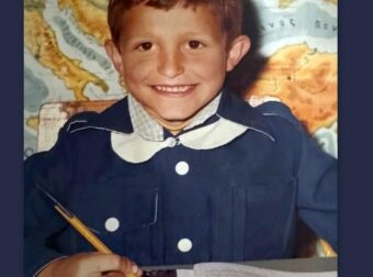 Το χαμογελαστό αγοράκι της φωτογραφίας είναι πετυχημένος Έλληνας ηθοποιός