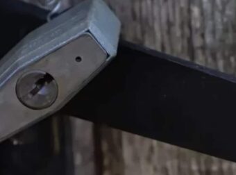 Τι είναι η μικροσκοπική τρύπα στο κάτω μέρος ενός λουκέτου