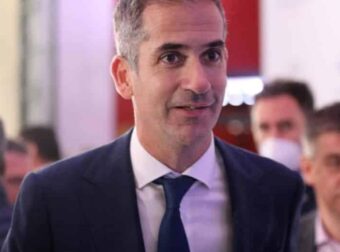 Γενέθλια για τον Κώστα Μπακογιάννη – Η μίνιμαλ τούρτα και το βίντεο με το μήνυμα του