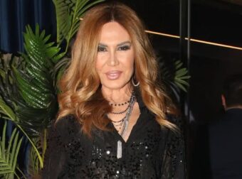 Κι όμως είναι 60 χρόνων! Αναστατώνει τα πλήθη γνωστή τραγουδίστρια της ελληνικής σόουμπιζ!