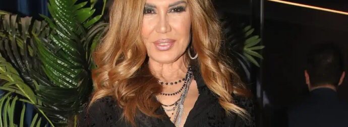 Κι όμως είναι 60 χρόνων! Αναστατώνει τα πλήθη γνωστή τραγουδίστρια της ελληνικής σόουμπιζ!