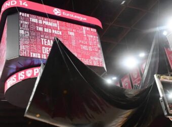 Ολυμπιακός – Φενερμπαχτσέ: Οι Τούρκοι έντυσαν με αδιάβροχο τη μασκότ για να τρολάρουν τους Πειραιώτες για το εξ’ αναβολής παιχνίδι της Euroleague