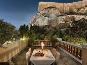 Μαγευτική βίλα ακριβώς δίπλα στην Ακρόπολη πωλείται και η τıμή της ζαλίζει