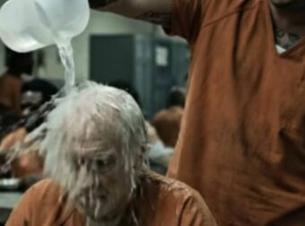 Η μέρα που ο Διάβολος έσκυψε το κεφάλι: Η αληθινή ταυτότητα του ηλικιωμένου άνδρα που ταπείνωσε τον νταή της φυλακής