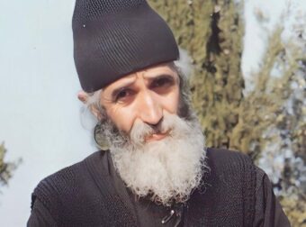 Άγιος Παΐσιος: «Σε τού­τη την ζωή οι φι­λό­τι­μοι τα πλη­ρώ­νουν όλα»