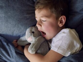 Οι Φινλανδοί γονείς διδάσκουν στα παιδιά έναν κανόνα πριν τον ύπνο που μειώνει έως και 80% το άγχος στην εφηβεία