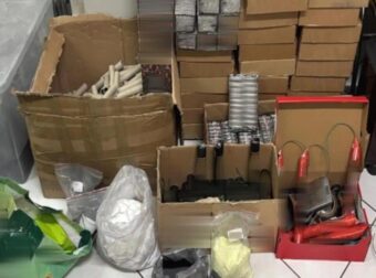 Άγιος Δημήτριος: Από θαύμα δεν τινάχτηκε η πολυκατοικία στον αέρα – Πάνω από 5 κιλά πυρίτιδας στο δωμάτιο 16χρονου