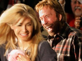 Έφυγε από τη ζωή ο θρυλικός Τσακ Νόρις – Ποια ήταν η γυναίκα που στάθηκε στο πλευρό του μέχρι το τέλος