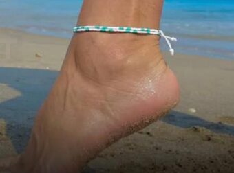 Τι λέει πραγματικά το βραχιολάκι στον αστράγαλό σας για εσάς — είναι περισσότερο από ένα απλό κόσμημα