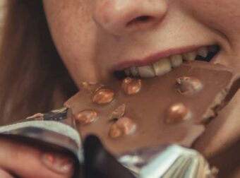 Η επιστήμη ξέρει ποια είναι η χειρότερη ώρα για να φας γλυκό