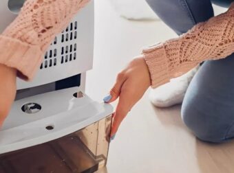 Μην το ρίξεις ποτέ μέσα στο νεροχύτη: Γιατί δεν πρέπει, ούτε κατά διάνοια, να πετάξεις το νερό του Αφυγραντήρα – Οι 3 σοβαροί λόγοι