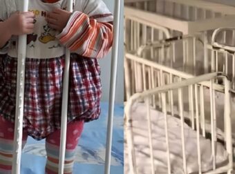 Ρώτησε γιατί κανένα από τα 100 μωρά στο ορφανοτροφείο δεν κλαίει. Η απάντηση θα τη στοιχειώνει για πάντα