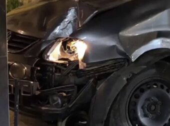 Αυτοκίνητο έπεσε σε καφετέρια στα Εξάρχεια – Ένας ελαφρά τραυματίας