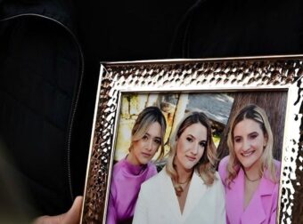 Δίκη για τα Τέμπη: Συγκινεί η γιαγιά της οικογένειας Πλακιά – Η φωτογραφία με τις εγγονές της έξω από το Γαιόπολις