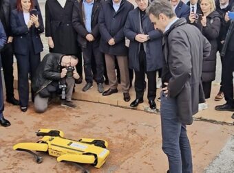 Χαμός με το βίντεο όπου ο Μητοστάκης μιλάει με σκύλο-ρομπότ