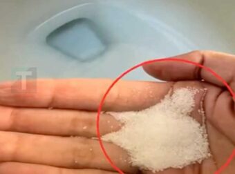 Βάλτε αλάτι στη λεκάνη της τουαλέτας σας. Δείτε γιατί. Αυτό είναι κάτι που οι υδραυλικοί δεν θα σας πουν ποτέ
