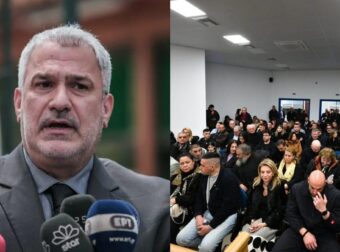 Πάλι στα κάγκελα ο Χαριτάτος για την αίθουσα της δίκης των Τεμπών