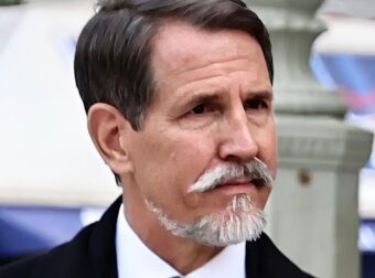 Ο Παύλος Ντε Γκρες στη μεγάλη στρατιωτική παρέλαση του Συντάγματος: «Σου ανάβει την ψυχή αυτό που συμβαίνει»