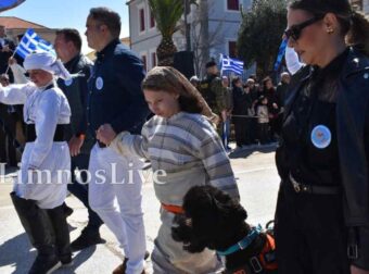 Από τις πιο δυνατές στιγμές της 25ης Μαρτίου η παρέλαση της μικρής Φωτεινής και του σκύλου βοηθού της
