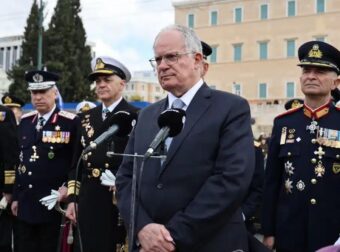 Ο Τασούλας ξέχασε στον αέρα τα λόγια του! Το φάλτσο της 25ης Μαρτίου που έδειξε αμηχανία στο ύψος του θεσμού του προέδρου της Δημοκρατίας