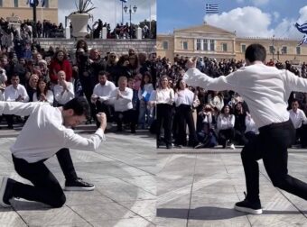 Σύνταγμα: Θραύση έκανε ο νεαρός που χόρεψε με την ψυχή του ζεϊμπέκικο μετά την παρέλαση