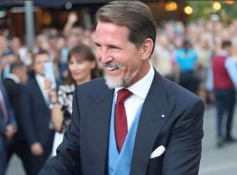 Ο Παύλος Ντε Γκρες φωτογραφίζεται με στελέχη των ενόπλων δυνάμεων