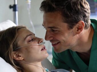 Όταν οι γιατροί τον ενημέρωσαν ότι η σύζυγός του είχε μόνο λίγες ημέρες ζωής, έσκυψε πάνω από το νοσοκομειακό της κρεβάτι και, κρύβοντας την ικανοποίησή του πίσω από ένα ψυχρό χαμόγελο, μουρμούρισε.