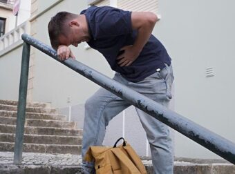 Λαχανιάζετε όταν ανεβαίνετε σκάλες; Πότε μπορεί να δείχνει ότι η καρδιά σας κινδυνεύει