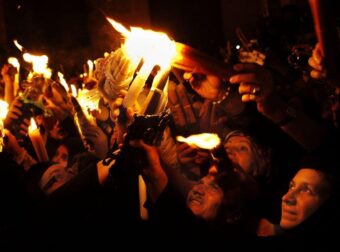 Κορυφώνεται η αγωνία για το Άγιο Φως – Τι εξετάζει το ΥΠΕΞ