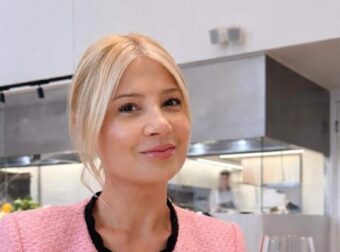 Σαν Γαλλιδούλα: Η Φαίη Σκορδά εντυπωσιάζει με κομψό μίνι φόρεμα σε έξοδο σε πολυτελές εστιατόριο