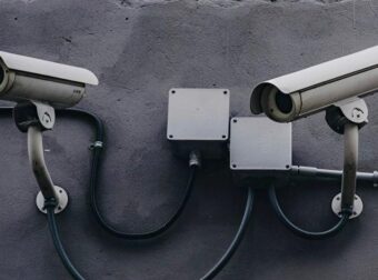 Κάμερα στο σπίτι; Πότε κινδυνεύετε με πρόστιμο και φυλάκιση – Τι να προσέξετε