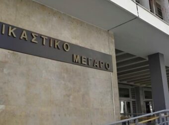 «Έχει γκομενιλίκια, θέλει να με διώξει από το σπίτι» λέει η 77χρονη που έδειρε τον 82χρονο σύζυγο της