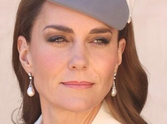 Η Κέιτ Μίντλετον υιοθετεί την «τσαλακωμένη» τσάντα, την τάση που είδαμε στην πασαρέλα της Chanel