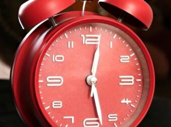 Αλλαγή ώρας 2026: Χάνουμε ή κερδίζουμε ύπνο και τι σημαίνει η αλλαγή για την υγεία μας