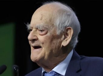 Συνέδριο ΠΑΣΟΚ: Το συγκινητικό «αντίο» του Απόστολου Κακλαμάνη – «Τόπο στα νιάτα»