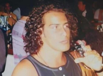 Όλοι ψάχνουν να βρουν ποιος είναι – Πασίγνωστος Έλληνας γόης σε νεαρή ηλικία με μακριά μαλλιά