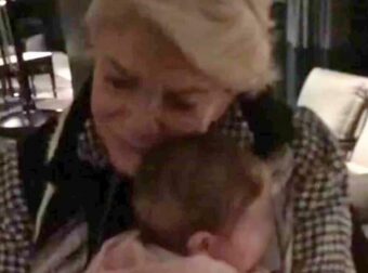 Μαρινέλλα: Το σπάνιο βίντεο όπου νανουρίζει την κόρη πασίγνωστης τραγουδίστριας