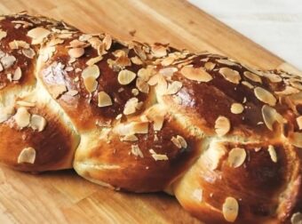 Ούτε Πετρετζίκης, ούτε Μπαρμπαρίγου: Αυτή είναι η γρήγορη συνταγή της… γιαγιάς για πασχαλινά τσουρέκια που θα σου πετύχει σίγουρα