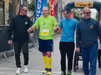 Συγκίνηση στην Πάτρα: Αθλητής ΑμεΑ τερμάτισε περπατώντας και αποθεώθηκε