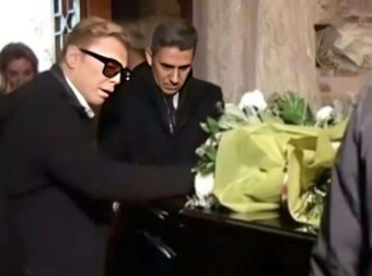 Μαρινέλλα: Δεν άντεξε ο Τάκης Ζαχαράτος – Με λυγμούς πάνω στο φέρετρο της σπουδαίας ερμηνεύτριας