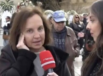 Συγκινημένη η Ευαγγελία Δομάζου στην κηδεία της Μαρινέλλας: «Ερχόταν κάθε μέρα στο νοσοκομείο να δει τη μητέρα μου»