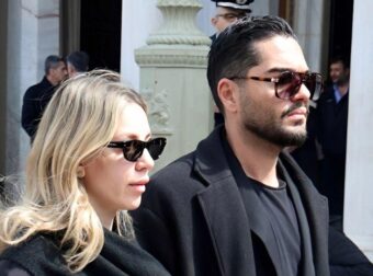 Γιατί όλοι κράζουν την Γαρυφαλλιά Καληφώνη: Τι φόρεσε και τι κρατούσε στην κηδεία της Μαρινέλλας