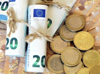 Αυτόματα στους λογαριασμούς: Από 2 Απριλίου πληρώνονται επιδόματα και δώρο Πάσχα